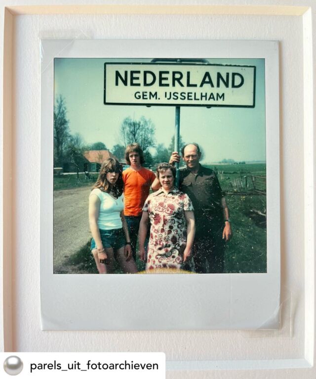 Posted @withrepost • @parels_uit_fotoarchieven Nederland (1979) Uit het archief van @vincentmentzel is deze  polaroid uit 1979 te koop. Mooi ingelijst (museumglas) in een houten lijst, gesigneerd op de achterzijde.  Formaat lijst 26 x 26 cm, formaat polaroid 10,8 x 8,85 cm. Prijs €600,- incl btw, exclusief verzending. Deze foto is geplaatst in het boek Polaroid in Nederland (2022). #dmtoorder #supportyourartist #polaroid #uniekekans #vintage #forsale #tekoop #relatiegeschenk #cadeauvoordeleukste #Nederland #vincentmentzelphotography #museum #collection #photography #fotografie #flowerdalesagency #parelsuitfotoarchieven
