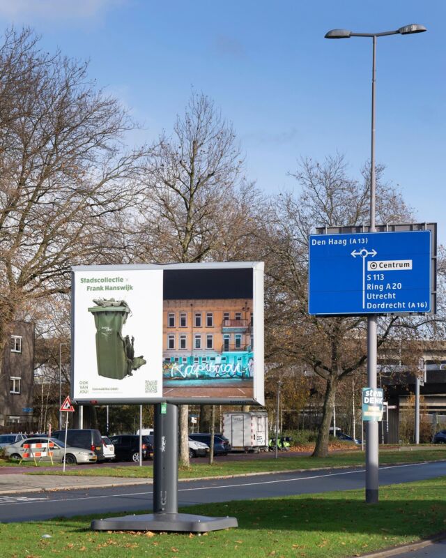 Fotograaf @frank_hanswijk volgt het Rotterdamse bouwbeleid kritsch en op de voet. Bij het zien van deze tijdens de #coronarellen (2020) opgeblazen kliko uit de #stadscollectie dacht ik dan ook gelijk aan Frank. Want ook dit object zou hem zeker inspireren om voor @ookvanjou.hetverhaalvanrdam weer verder te bouwen aan zijn langlopende serie #waarwoontjehuis. Tnx Frankie! En tnx @verahanswijk #protest #woonbeleid #hetkapitaal #almondestraat #flowerdalesagency