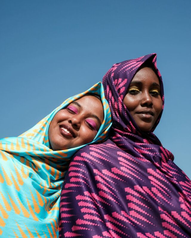 In het gesprek met @cocoolakunle praten we veel over hoe je mensen fotografeert, hoe je ook in een vluchtelingenkamp mensen respectvol en echt kunt fotograferen. En ja, daar hoort make up bij, want iedereen moet blij zijn met de foto. Op de eerste foto zie je Hibo en Hani uit Somalië in het vluchtelingenkamp Kalobeyei in Nairobi. Op het account van Coco zie je nog een aantal beelden die ze daar maakte. De tweede foto van Coco is gemaakt door @ceesvandermark. TNX @cocoolakunle voor jouw bijdrage aan deze zoektocht naar de waarde van de fotografie. De hele podcast luister je via je fav podcastapp of via de link in bio #waardevanfotografie #iedereenmaaktfotos #flowerdalesagency #podcast #linkinbio
