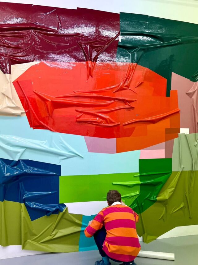 In de eerste aflevering van de podcast Drawing Photography Archive praat ik met kunstenaar @jochemrotteveel over het werk van @anoukgriffioen. Jochem heeft in de ik-vorm een prachtige bijdrage geschreven voor het boek DRWNG PHTGRPH RCHV. In deze tekst kruipt hij in het hoofd van Anouk en vertelt hoe zij met haar fotografie en tekeningen de vergankelijkheid wil tegengaan. Hoe zij de overlevers in de natuur wil redden. Natuurlijk praten we ook over het werk van Jochem, zijn fantastische murals in folie, en over de inspirerende meerwaarde van samenwerkingen in de kunst. De link naar de podcast staat in de bio van @flowerdales. Het boek verschijnt in maart 2026 bij @japsambooks, dan opent ook de expo van @anoukgriffioen in het @krollermullermuseum #nuheternogis #podcast #podcastinopdracht #flowerdalesagency #geefsterren