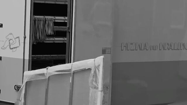 Terwijl de werken van de studio van @anoukgriffioen op transport gingen naar het @krollermullermuseum, ging de tweede aflevering van de podcast DRAWING PHOTOGRAPHY ARCHIVE online. Een geweldig gesprek met het hoofd tentoonstellingen @degoedejannet van het Kröller Muller over het museum en hoe goed het werk hier past. We hebben het over de fotografie van de vader van Anouk, we hebben het over het gevoel van mededogen voor de bomen maar ook over de tekentechniek van Anouk. En hoe de fotografie en tekeningen samen een prachtig verhaal vertellen. Luister nu naar deze tweede aflevering via jouw favoriete podcast app. In de bio van @flowerdales staat de spotifylink opgenomen. De expositie NU HET ER NOG IS opent 20 maart 2026 in het @krollermullermuseum. #podcast #nuheternogis #podcastinopdracht #flowerdalesagency #geefsterren