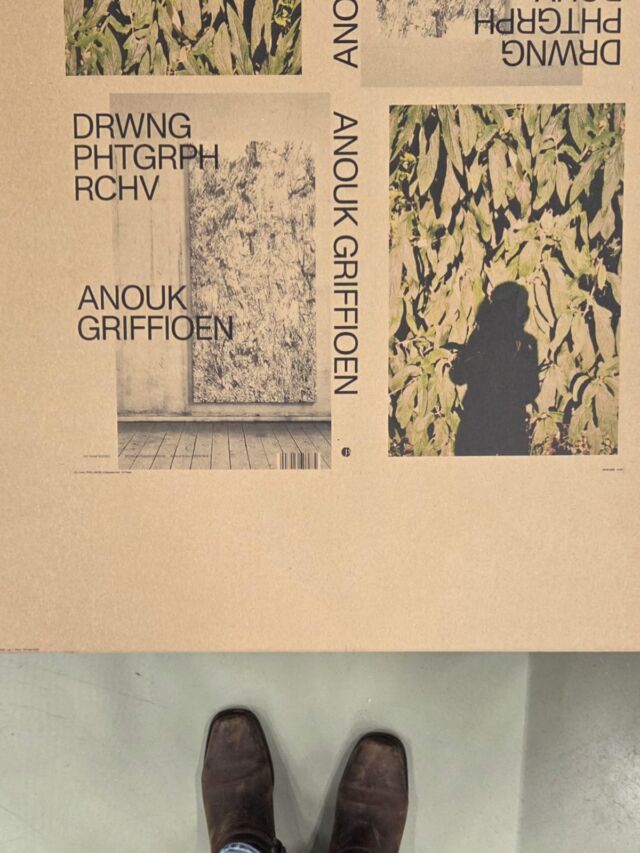 In de 4e aflevering van de podcast Drawing Photographt Archive in opdracht van @anoukgriffioen sprak ik met uitgever @eleonoor_jap_sam van @japsambooks over het boek PHTGRPH DRWNG RCHV dat 20 maart 2026 verschijnt. We praten over het vieren van boeken en hoe het boek als een ambassadeur kan werken voor de kunstenaar. En we hebben het over de fijne familie die dit boek heeft: @marcgijzen @studiojoostgrootens @wilco_artbooks Dank Eleonoor voor dit gesprek! De link naar de podcast staat in de bio van @flowerdales #nuheternogis #podcastinopdracht #flowerdalesagency