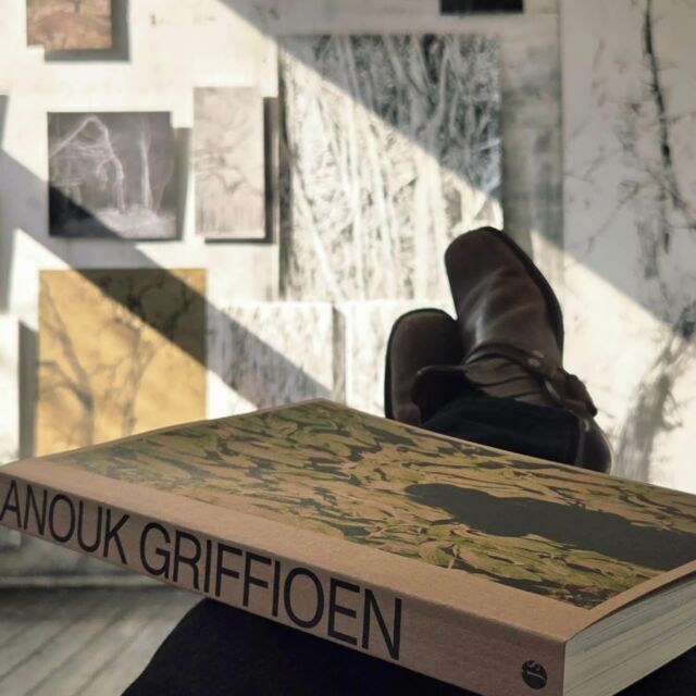 Luister nu naar de laatste aflevering van de podcast Drawing Photography Archive over het boek en de expo van @anoukgriffioen in het @krollermullermuseum. Ik sprak met vier nauw betrokken mensen over de totstandkoming en de verwachtingen van het boek en de expo, en in deze laatste vijfde aflevering vraag ik Anouk naar de aanleiding, het proces en de verwachtingen. Dank aan de designers Joost en Dimitri van @studiojoostgrootens, dank @eleonoor_jap_sam van uitgeverij  @japsambooks, dank kunstenaar @jochemrotteveel, dank Jannet de Goede van @krollermullermuseum voor jullie tijd, inspiratie en gedachten. En dank @anoukgriffioen voor deze toffe serie! Het is jammer dat de serie nu klaar is, maar gelukkig zijn de gesprekken forever te beluisteren via je favoriete podcast app. Link van de podcast staat in de bio van @flowerdales #podcast #podcastinopdracht #nuheternogis #flowerdalesagency #foreffah